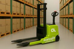 Apilador eléctrico elevando carga en almacén moderno