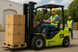 Montacargas eléctrico AvanzaLift descargando pallets en almacén