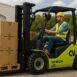 Montacargas eléctrico AvanzaLift descargando pallets en almacén