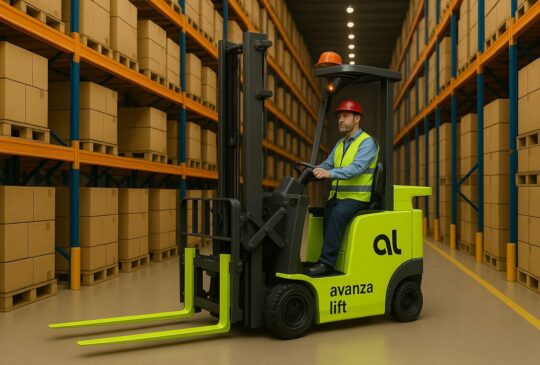 Apilador eléctrico compacto operando en espacios reducidos